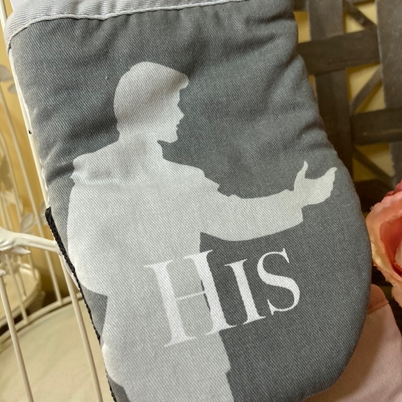 NEW! Disney Princess Cinderella & Prince Charming His & Hers Oven Mitt Set - Picture 4 of 8